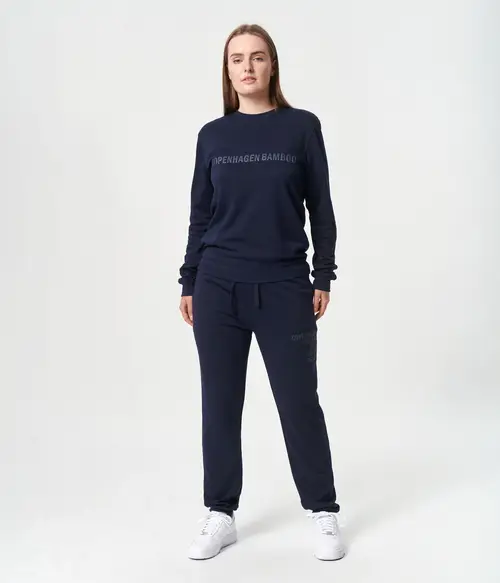 Bambus joggingsæt i navyblåt med logo til damer fra Copenhagen Bamboo, M