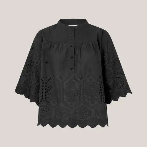 LouiseLL Blouse SS, bluse med broderi i sort