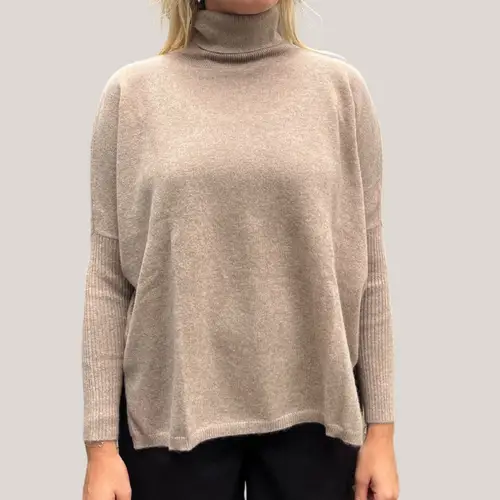 4304003C - striktrøje i cashmere med rullekrave i brun