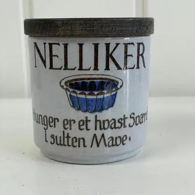 Knapstrup krydderikrukke, nelliker