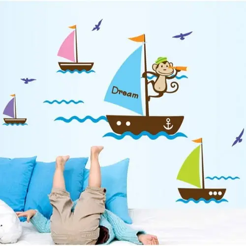 Skibe med en abe ombord - i flotte farver - Wallsticker