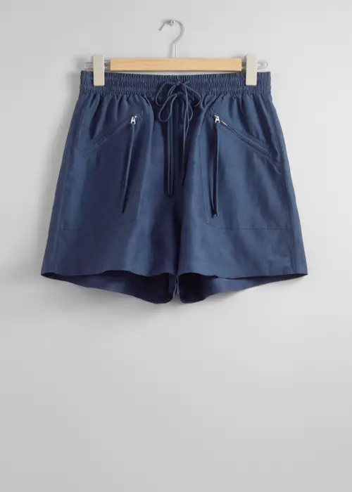 & Other Stories Utility-shorts Mørkeblå. Farve: Dark blue I størrelse M