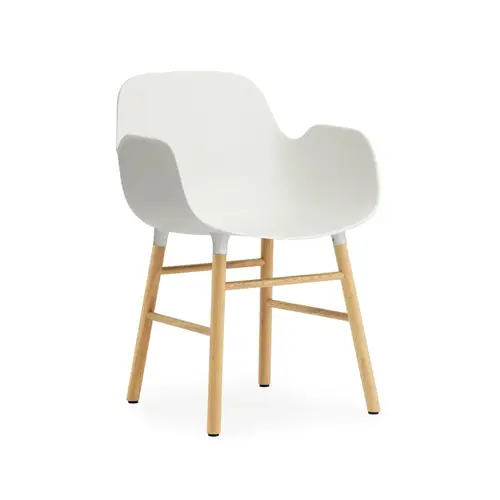 Normann Copenhagen Form karmstol white, egetræsben