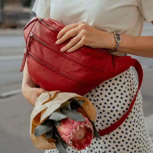 Style Feliz i vidunderlig smuk mørkerød. Über cool oversize bumbag / bæltetaske