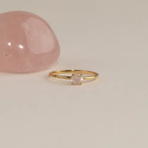 GEMMA ROSE QUARTZ GOLDEN RING - Ring - Sisi Copenhagen