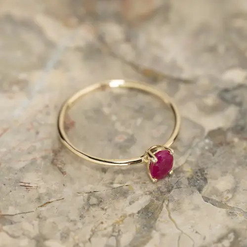 BELLA RUBY SOLID GOLD RING - Ring - Sisi Copenhagen