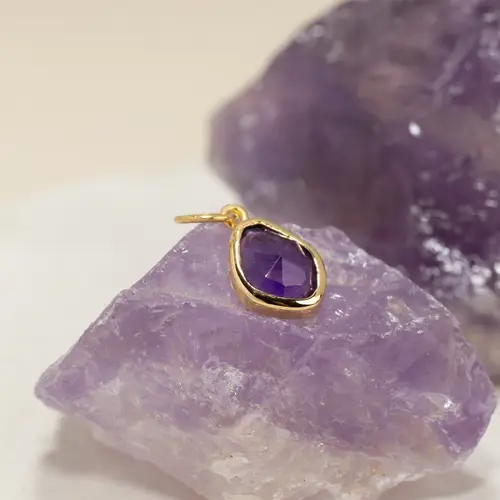 ATHENA PURPLE AMETHYST GOLDEN PENDANT - Vedhæng - Sisi Copenhagen