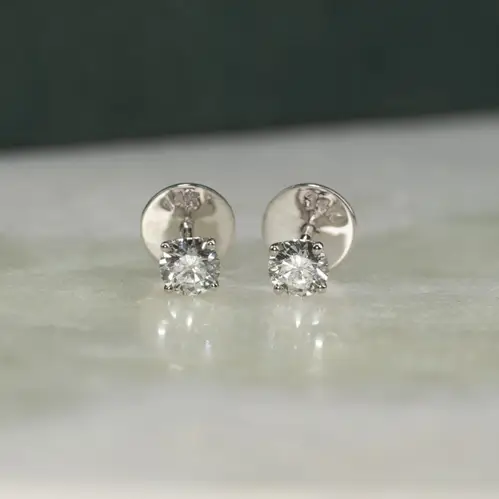 CLASSIC SOLITAIRE DIAMOND STUD EARRING - 0.8ct - WG - Øreringe - Sisi Copenhagen