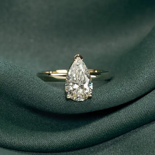 SOLITAIRE PEAR DIAMOND RING - 2.1ct - YG - Ring - Sisi Copenhagen